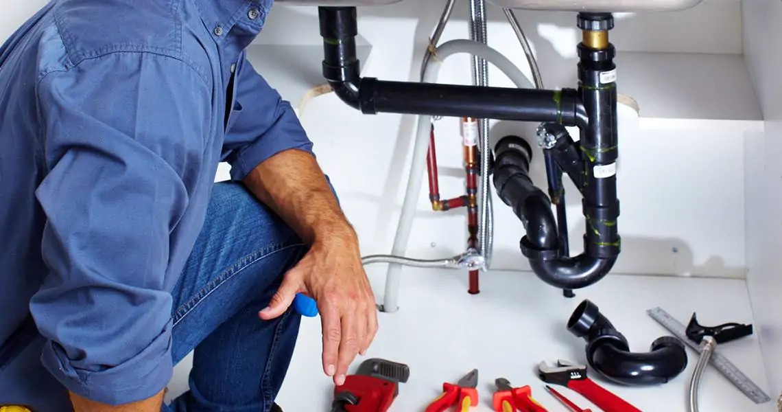 Serviços hidráulicos como vazamentos, torneiras e caixas d'água